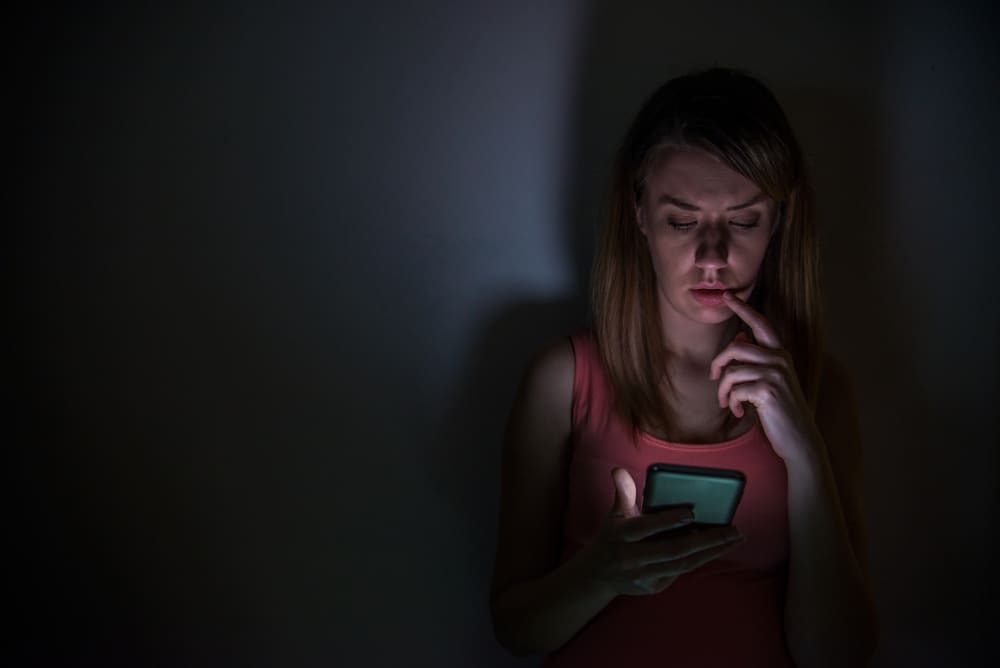 FOMO: jak przestać sprawdzać telefon co pięć minut